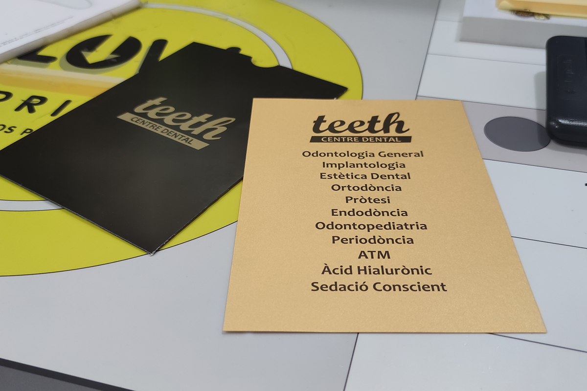 Proyecto creación Sobre troquelado para Teeth centre Dental - Diseño - Development Media